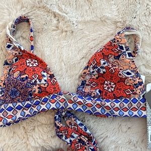 Daisy Fuentes Keyhole Bikini Top only 6